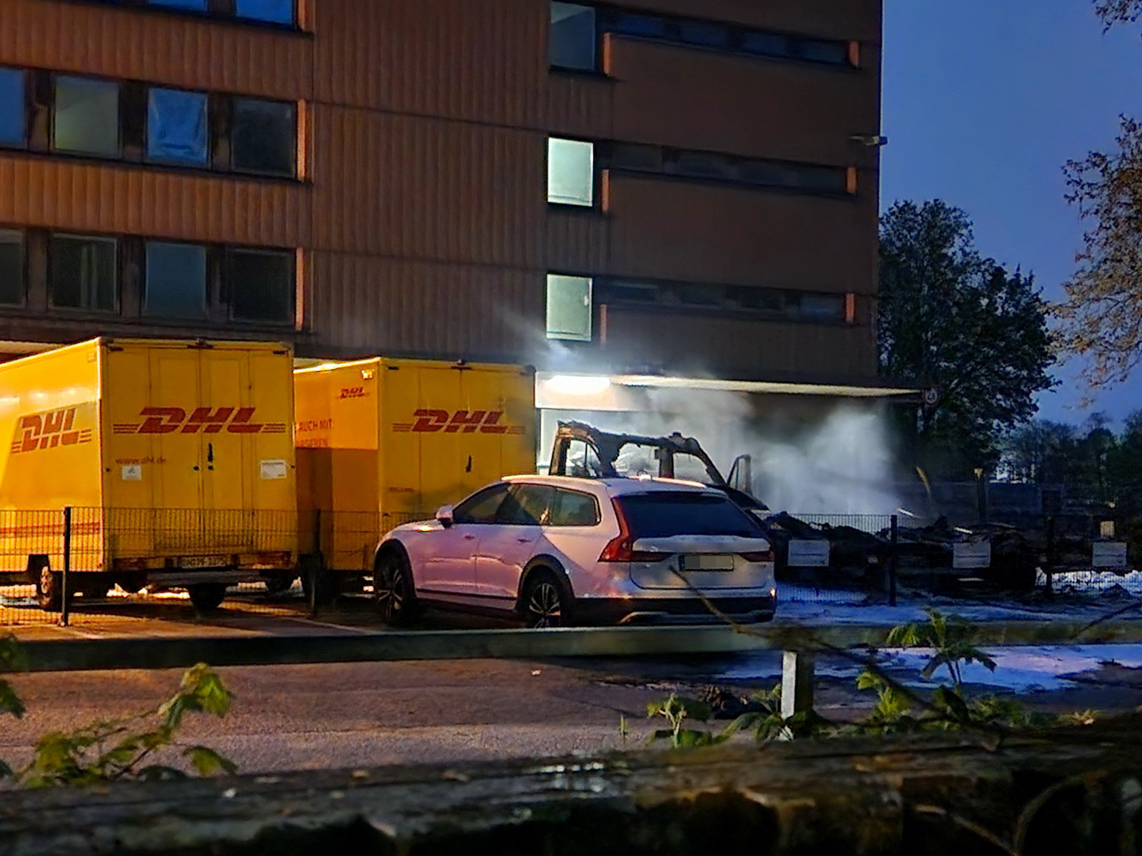 Die ausgebrannten Wracks vor dem Postzentrum an der Kaltenkirchener Straße.