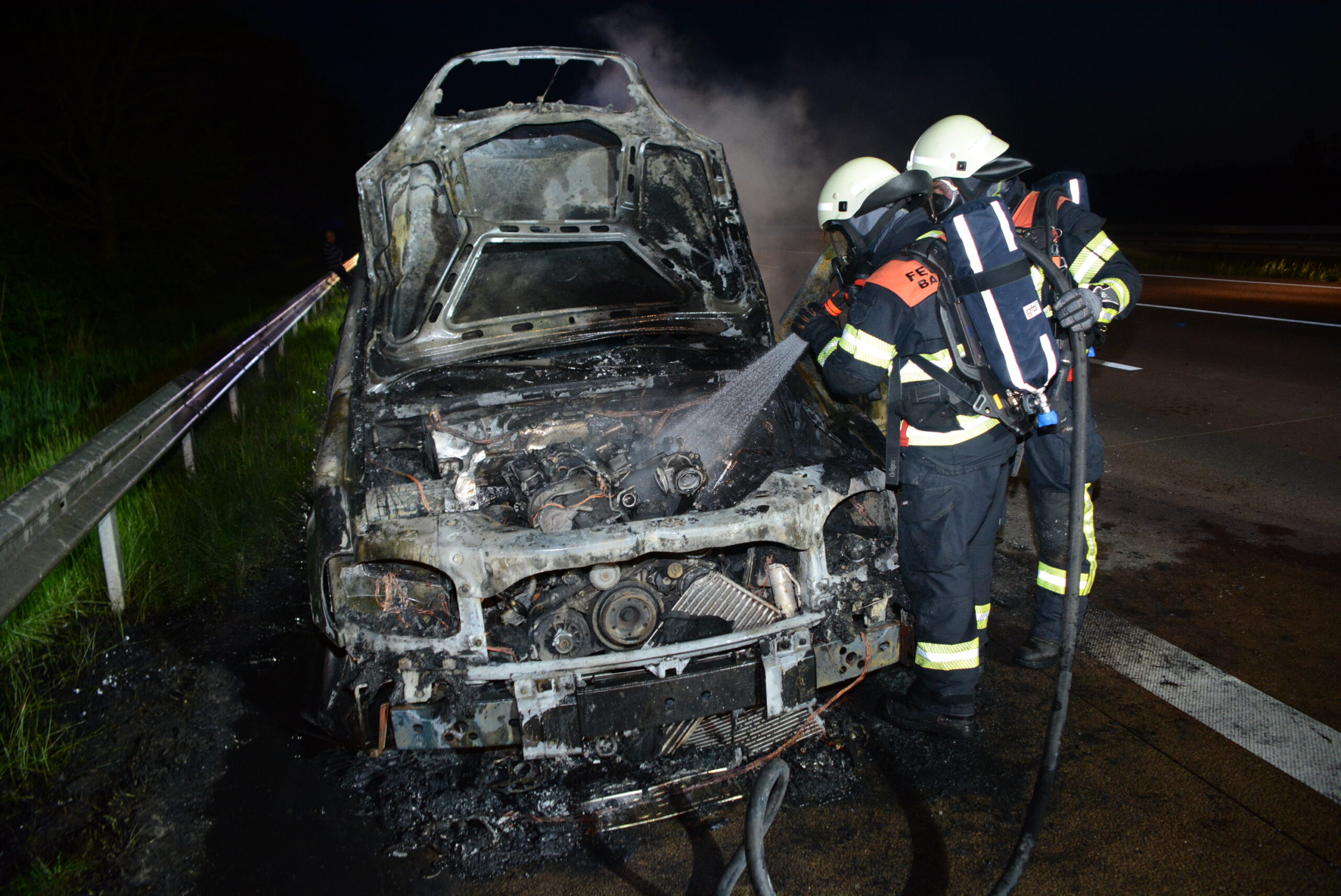 Der Mercedes-SUV brannte am Freitagabend auf der A1 bei Hamburg völlig aus.