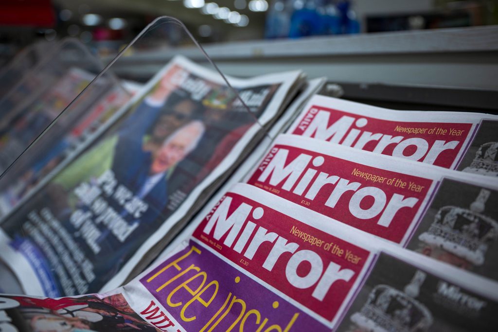 Zeitung der Mirror in einer Kioskauslage