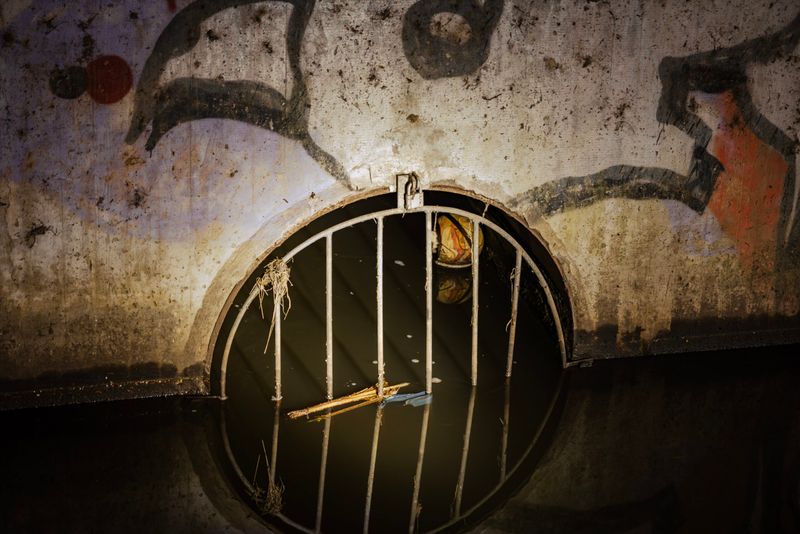 Zulauf in die Wandse im düsteren Fußgängertunnel