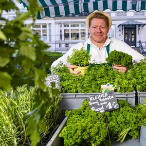 Früher dressierte er Tiger, heute verkauft er Kräuter: Malte Jahn (39, „Kräutermalte“) an seinem Stand auf dem Isemarkt