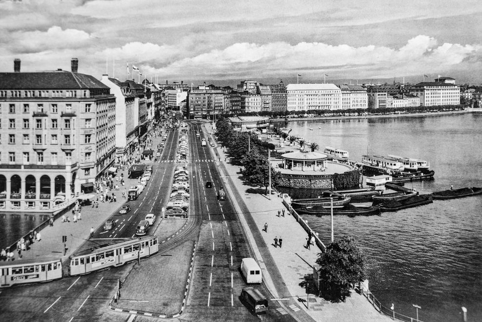 Der Jungfernstieg im Jahr 1961: Damals fuhr hier noch die Straßenbahn und rechts ist der längst verschwundene „Verkehrspavillon“ zu sehen.