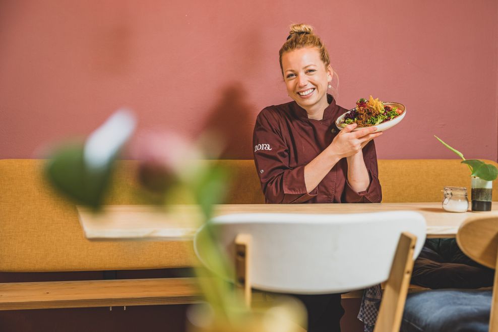Zora Klipp (32) betreibt auch die „Weidenkantine“ in Eimsbüttel – hier mit einer Veggie-Bowl