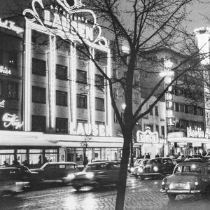 Der Kiez bei Nacht: im Vordergrund links das legendäre „Kaffeehaus Lausen“