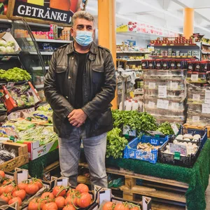 Veysel D. (48) in der Gemüseabteilung seines Geschäfts am Nobistor