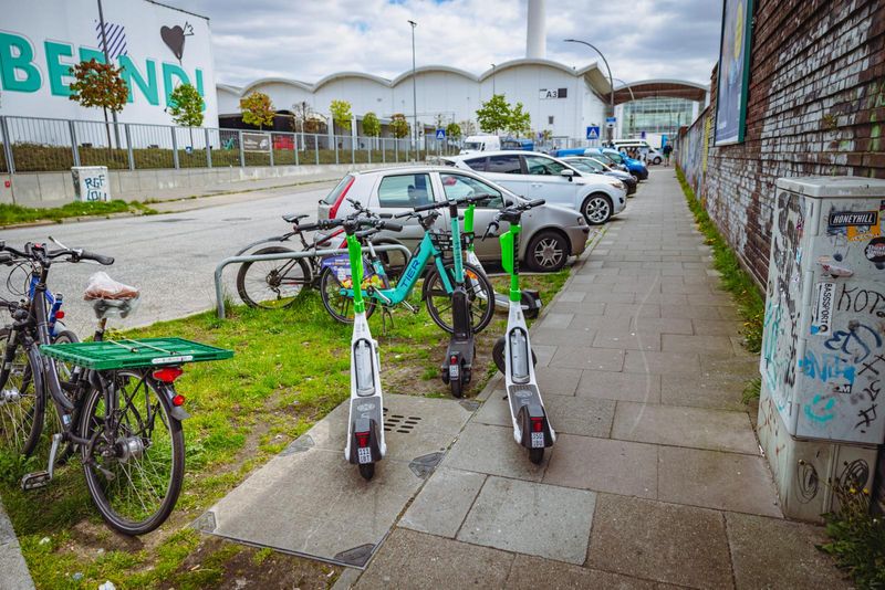 E-Scooter stehen im Weg