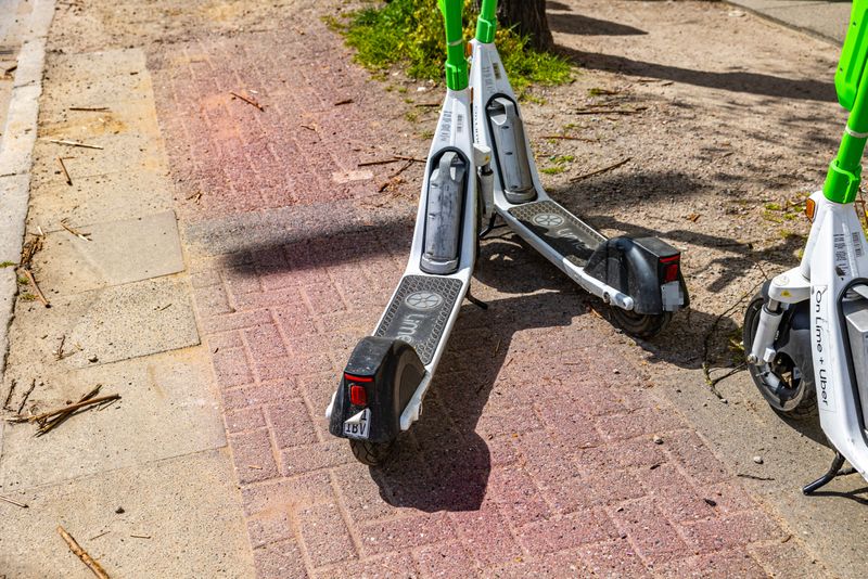 Mehrere E-Scooter stehen in Hamburg auf dem Gehweg
