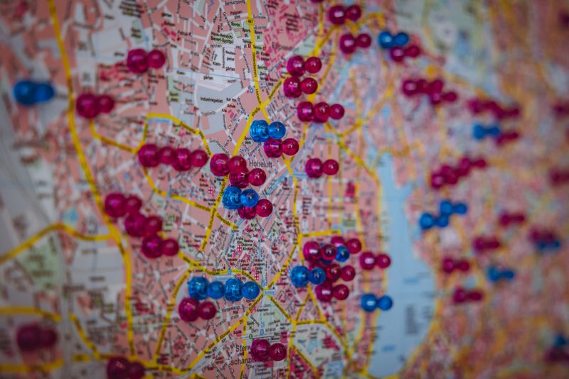 Karte der Hilfe: Die  Stecknadeln zeigen,  wo die 130 Mentor:innen in  Hamburg aktiv sind.