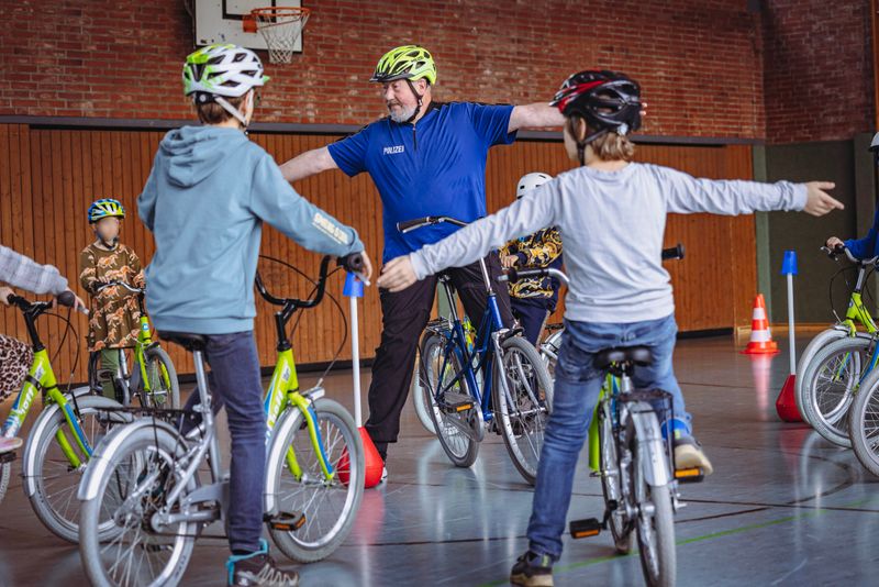 Beim Fahrradtraining wird vor allem das Gleichgewicht trainiert. Polizeiverkehrslehrer Jens Sulies (65) macht es vor.