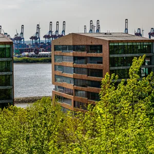 Bürogebäude an der Elbe