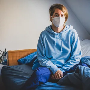 Sie leidet an Long Covid: Sport-Studentin Paula (27) sitzt auf ihrem Bett in ihrem Zimmer