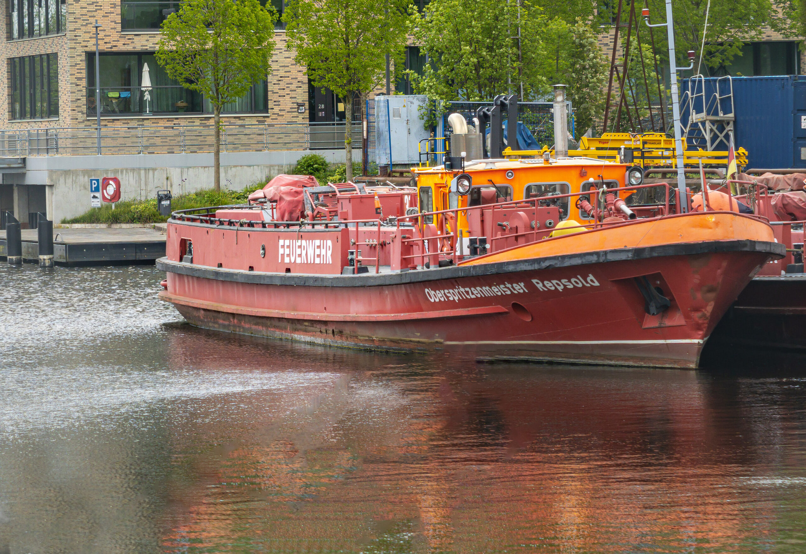 Das Löschboot „Oberspritzenmeister Repsold“ an einem Anleger der Flotte Hamburg in Harburg.