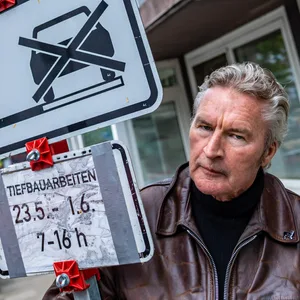 Uwe C. neben dem Halteverbotsschild, das seit über einem Jahr an seiner Straße steht.