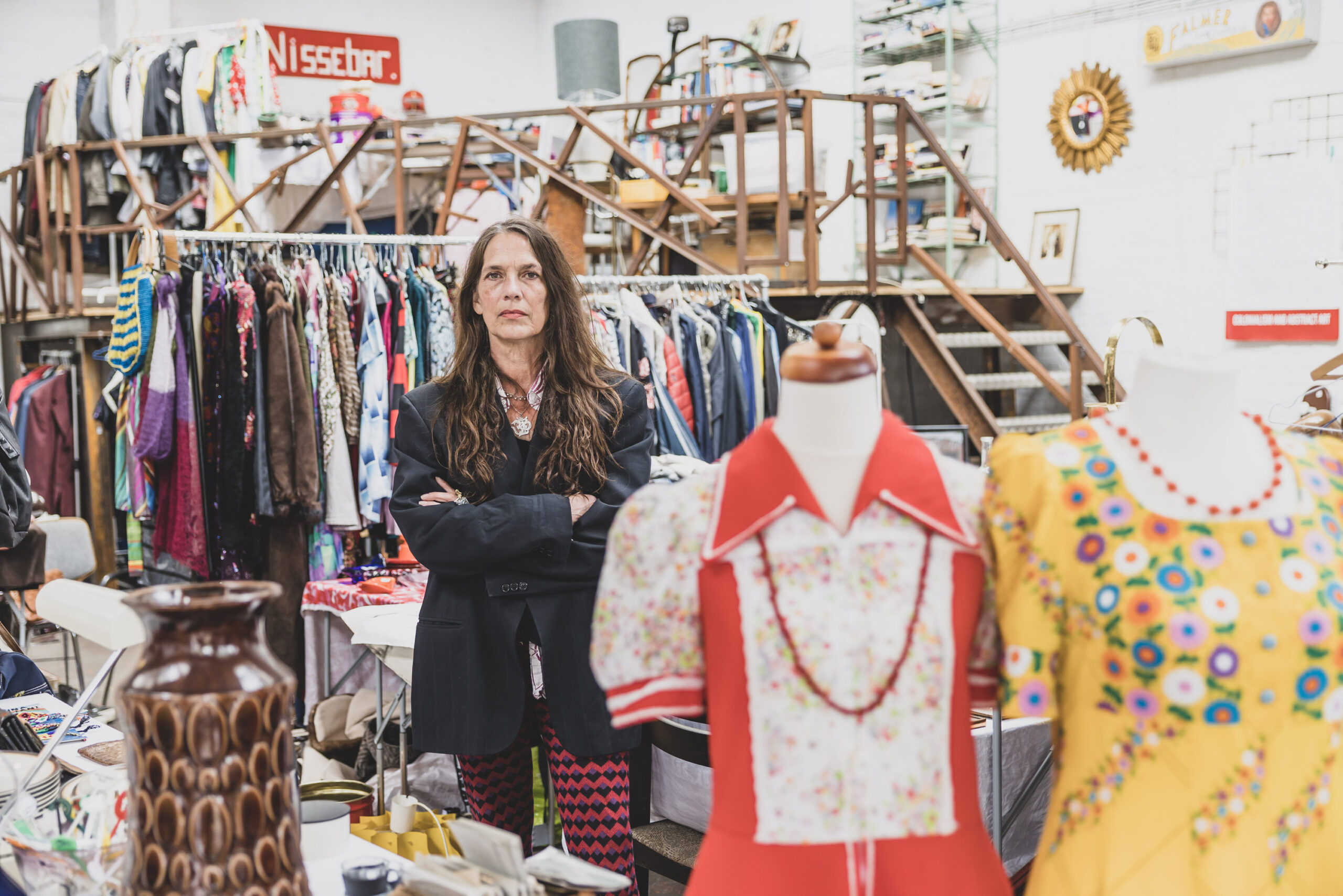 Sylvia Heyer inmitten von Kleidung und Flohmarktartikeln in ihrem „Vintage-Kaufhaus“ in Ottensen