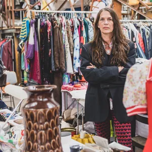 Sylvia Heyer inmitten von Kleidung und Flohmarktartikeln in ihrem „Vintage-Kaufhaus“ in Ottensen