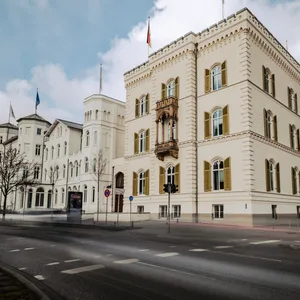 Das 161 Jahre alte Palais an der Ecke Alsterglacis/ Warburgstraße wirkt wie eine Trutzburg.