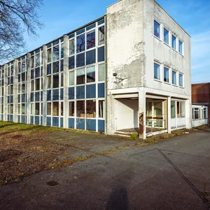 Dieser leerstehende Verwaltungsbau befindet sich an der Straßenfront Kiebitzweg 16-20.