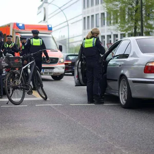 Die Polizei befragt Zeugen an der Unfallstelle