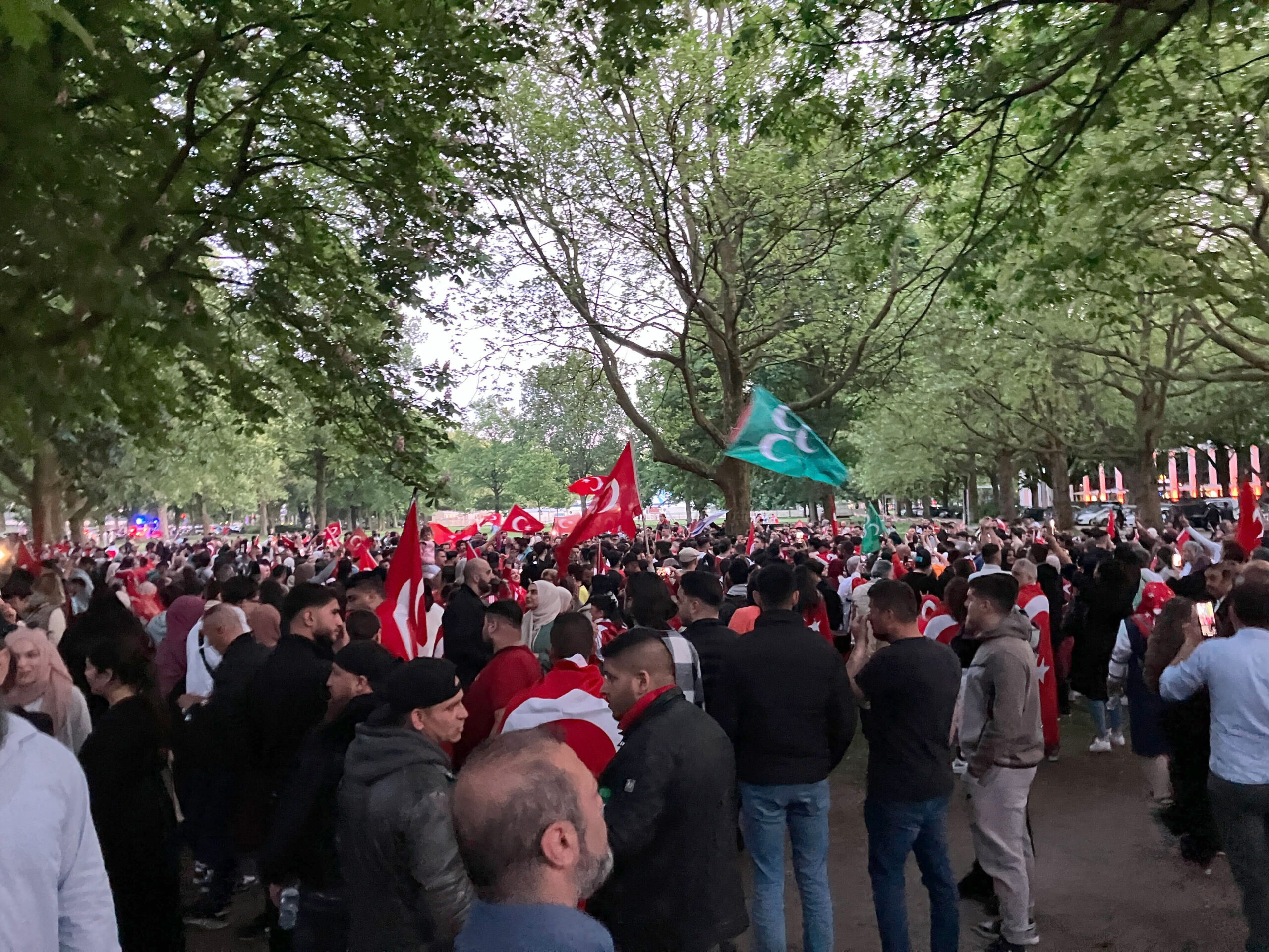 Nach Polizeiangaben versammelten sich mehr als 1000 Menschen im Bereich des Türkischen Generalkonsulats, um den Wahlsieg von Recep Tayyip Erdogan zu feiern.