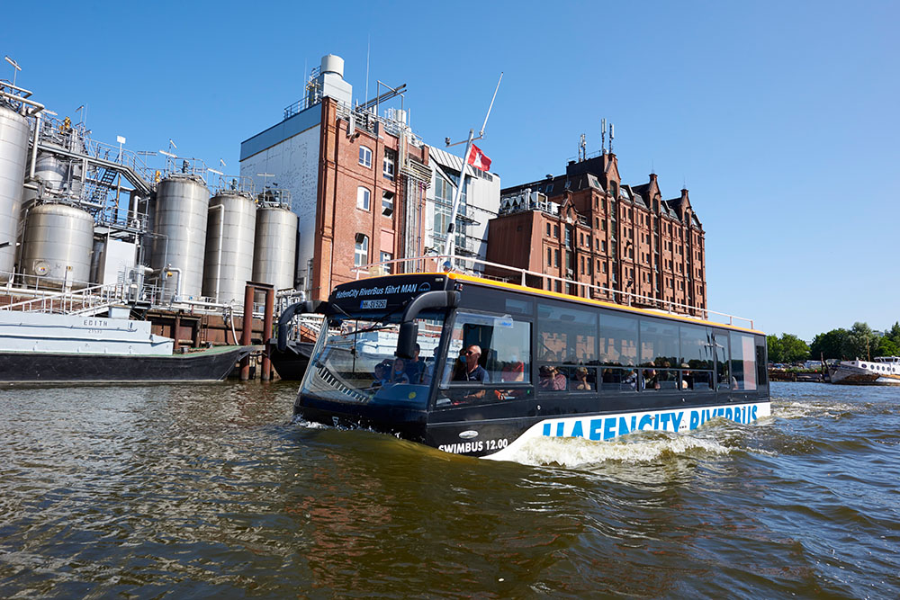 Das Amphibienfahrzeug Riverbus auf der Elbe vor der Speicherstadt