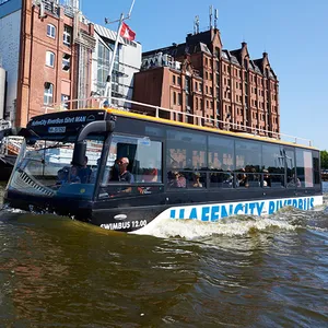 Das Amphibienfahrzeug Riverbus auf der Elbe vor der Speicherstadt