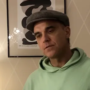 Robbie Williams im Fontenay vor seinem „Kunstwerk“