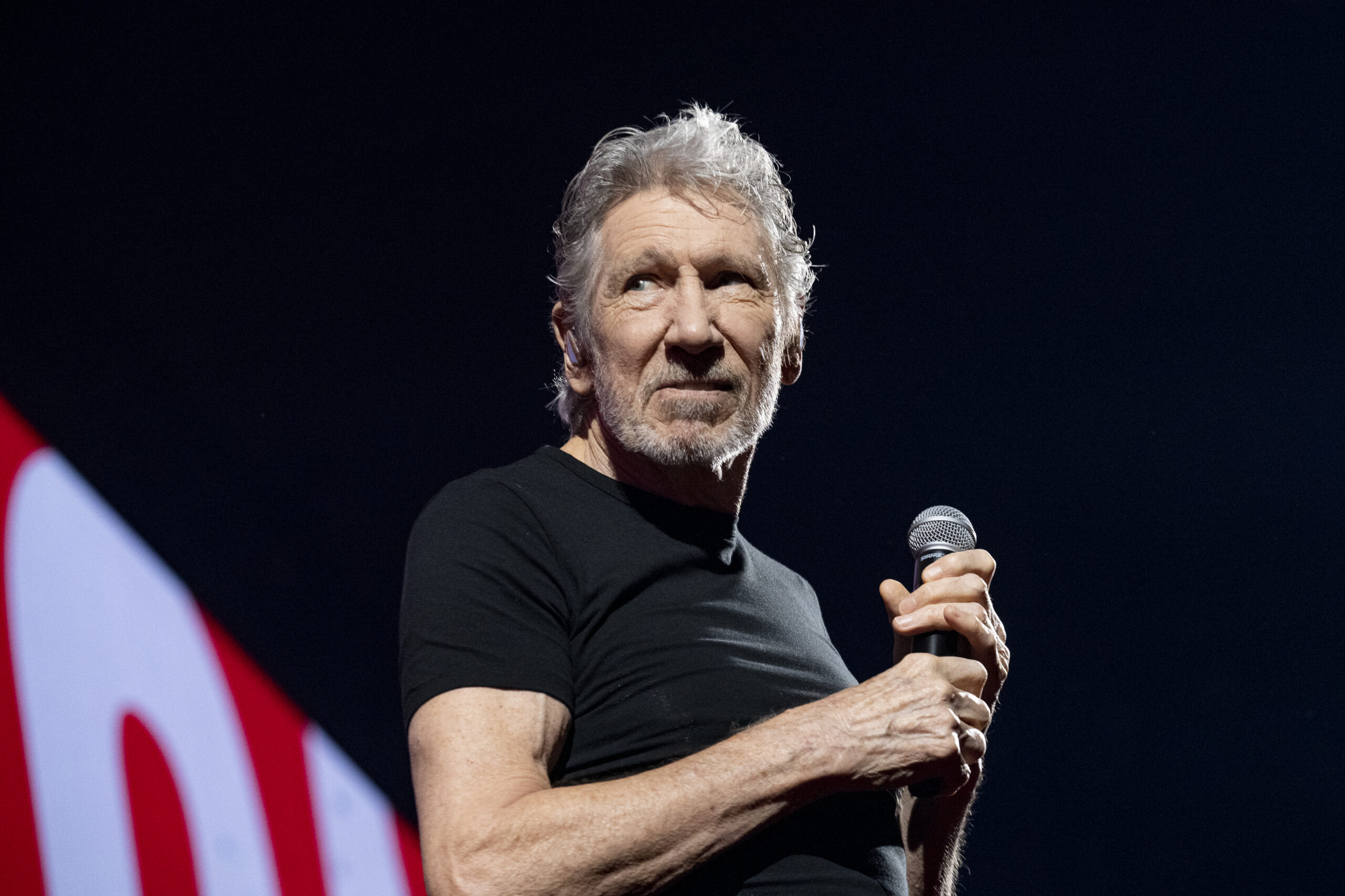 Roger Waters steht auf der Bühne