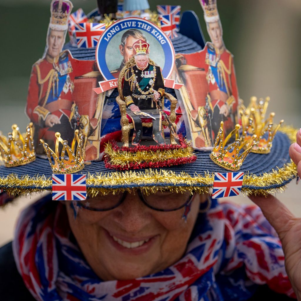 Eine Royals-Enthusiastin zeigt ihren selbstgebastelten Hut.