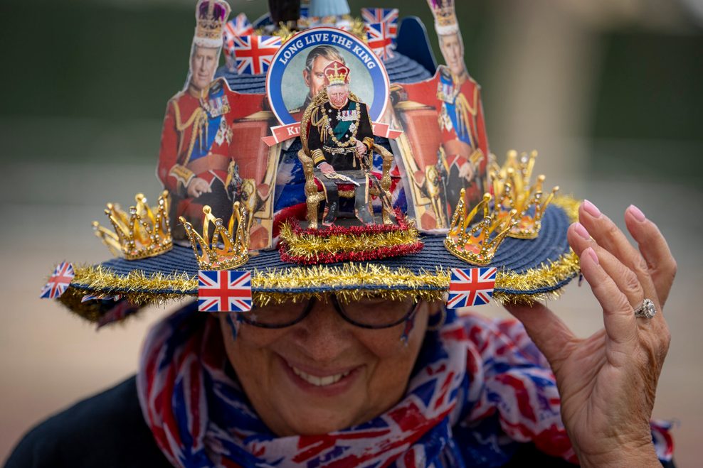 Eine Royals-Enthusiastin zeigt ihren selbstgebastelten Hut.