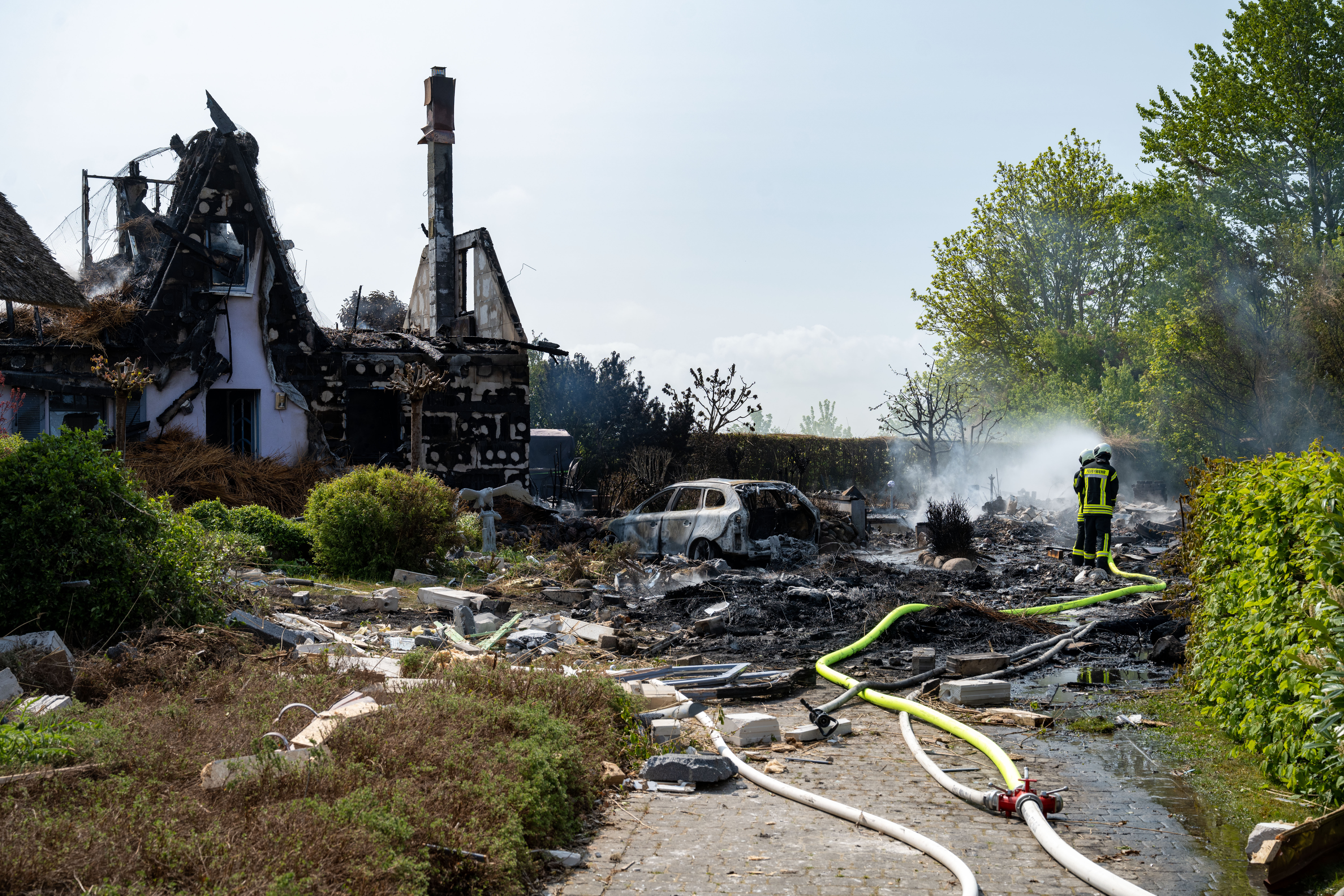 Durch eine gewaltige Explosion und ein dadurch verursachtes Feuer in Putgarten im Norden der Insel Rügen wurden mehrere Häuser zerstört.
