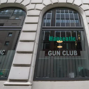 Fensterfront mit der Aufschrift „Gun Club“