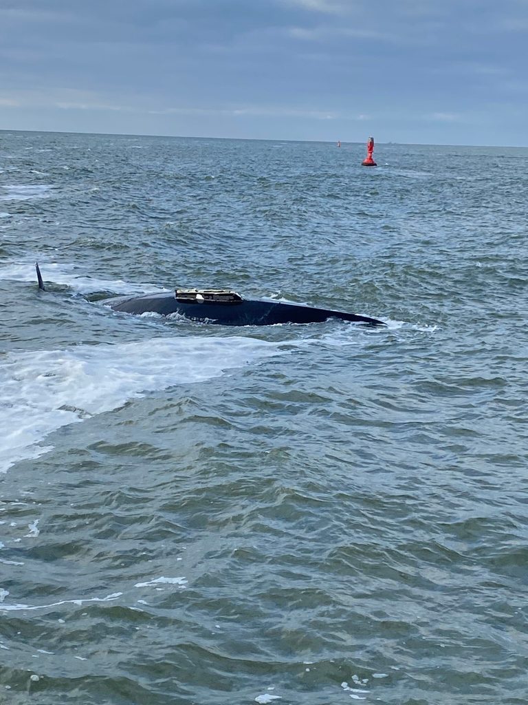 Das Wrack der gekenterten Segelyacht zwischen den Inseln Juist und Norderney.