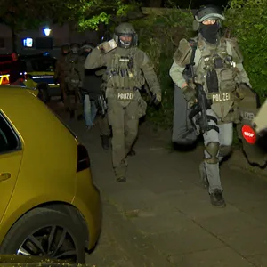 SEK-Kräfte auf dem Weg zum Einsatzort in Jenfeld.