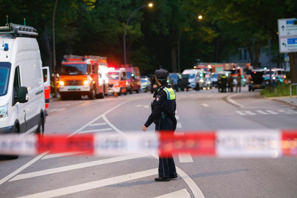 Das Gebiet um die Einmündung der Straße Am Schulwald in die Tangstedter Landstraße wurde weiträumig abgeriegelt.