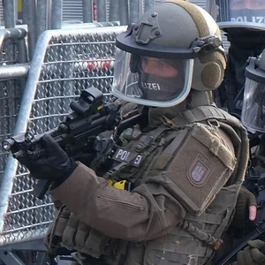 Mann nach Messerstichen in Lebensgefahr – SEEK stürmt Wohnung in Hamburg