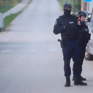Die Groß-Fahndung nach dem Schützen von Dubona in Serbien dauert am Freitagmorgen an.