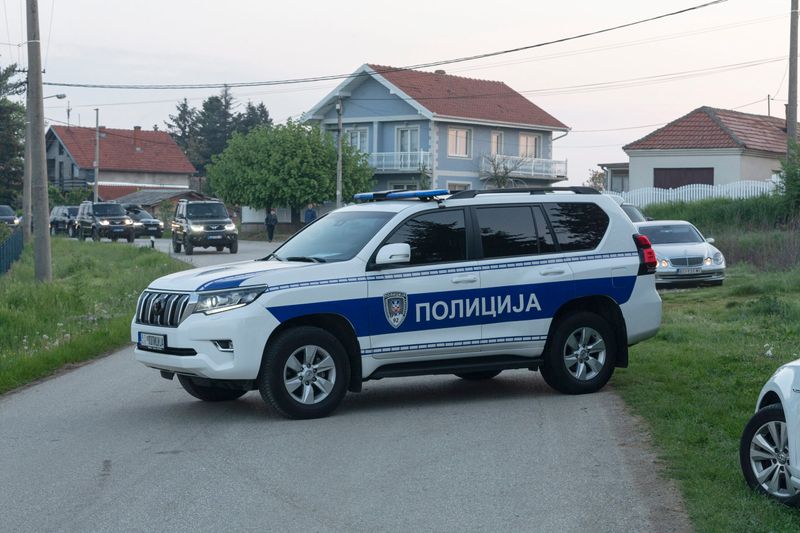 Fahndung nach dem Täter, der mindestens acht Menschen erschossen haben soll: Polizisten blockieren die Zufahrt zum Dorf Dubona, etwa 50 Kilometer südlich von Belgrad.