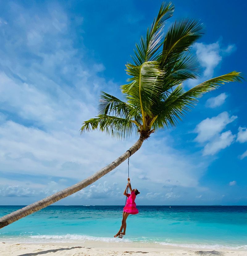 Im St. Regis Maldives Vommuli Resort baumelt die Seele über dem türkisblauen Indischen Ozean.