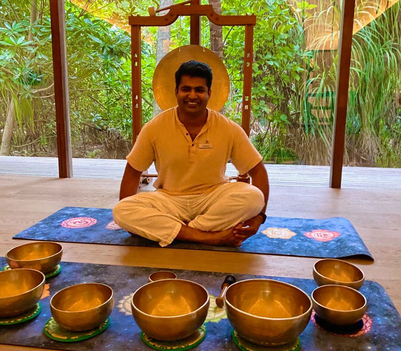 Der ayurvedische Arzt Dr. Vishnu nimmt mich beim Chakra-Yoga mit auf eine Klangreise.