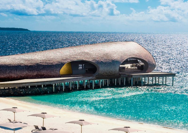 Angestoßen wird im St. Regis Vommuli Resort in der „Whale Bar“, im Bauch eines Walhais über dem Meer.