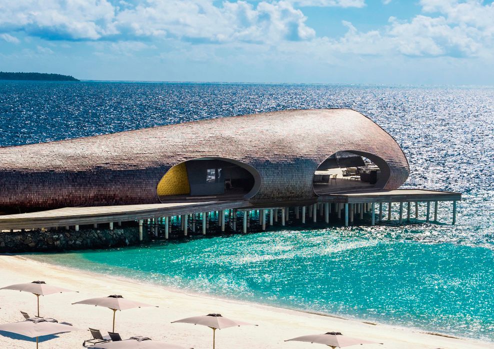 Angestoßen wird im St. Regis Vommuli Resort in der „Whale Bar“, im Bauch eines Walhais über dem Meer.