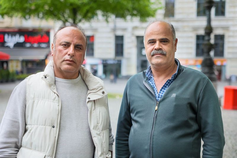 Mahmut (l.) und Nihat sind infolge des Erdbebens aus der Türkei geflohen und kreiden Erdogan den Umgang mit der Katastrophe an.