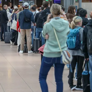 Lange Schlangen vor den Sicherheitskontrollen haben so manchem Urlauber den Start in die Pfingstferien vermiest.