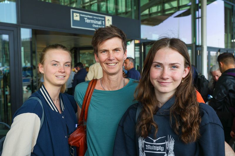 Tanja Hartmann mit ihren Töchtern Karlotta (links) und Finja. Die Antalya-Urlauber sind entspannt.