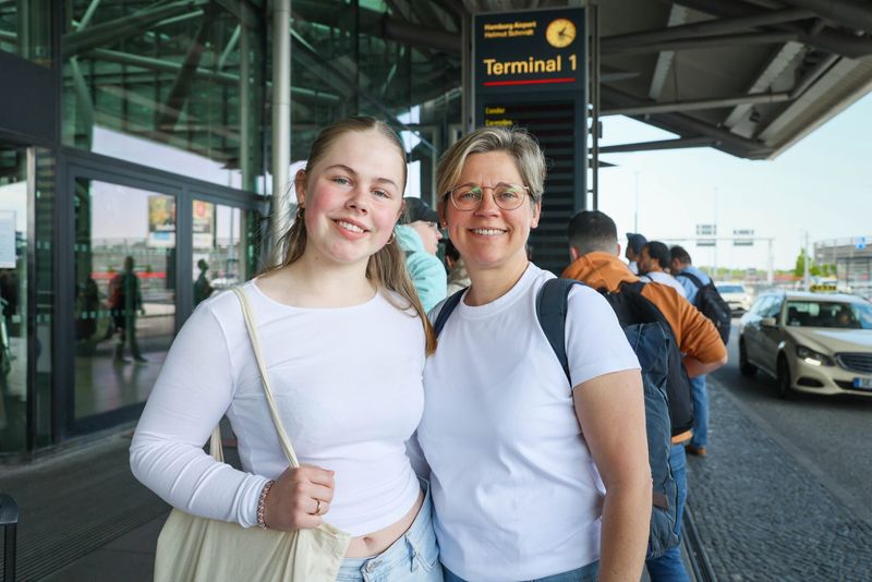 Kirsten Keller und Tochter Lilo wollen sich ihre Mallorca-Laune vom Flughafen-Chaos nicht vermiesen lassen.