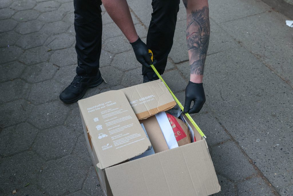 Um das Verwarngeld zu ermitteln, wird der illegal abgestellte Müll ausgemessen.