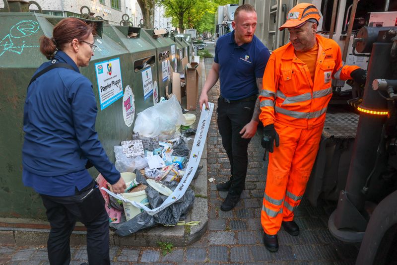 Haben Sebastian (Mitte) und Melanie alle Beweise gesichert, sperren sie den Müll mit einem Band ab, damit alle Bescheid wissen, dass dieser bereits registriert wurde.