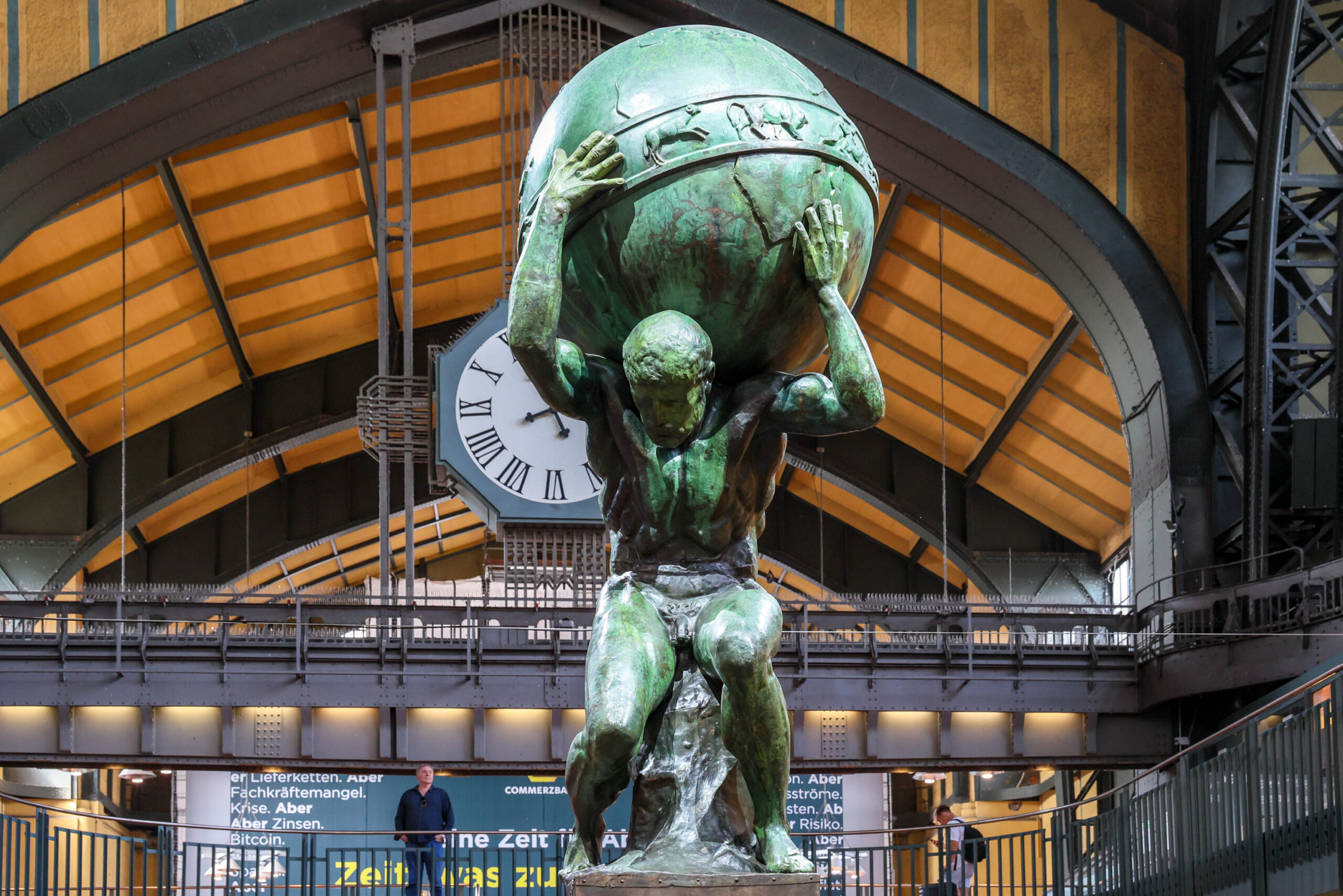 Die Atlas-Skulptur in der Wandelhalle des Hauptbahnhofs