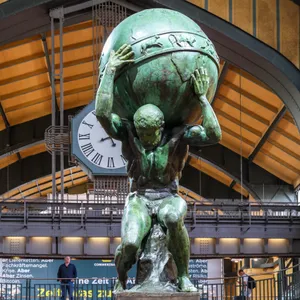 Die Atlas-Skulptur in der Wandelhalle des Hauptbahnhofs
