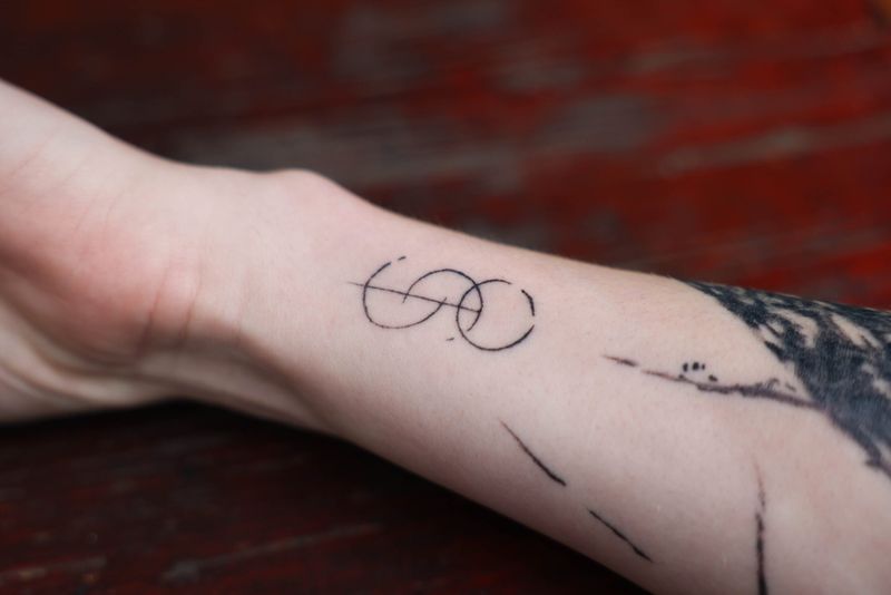Organ donation tattoo: A semicircle becomes a whole with another semicircle.